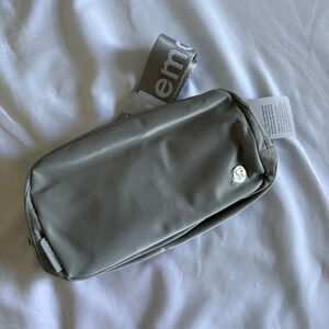 🆕🤍 Lululemon Everywhere Belt Bag - Silver Drop White Wordmark